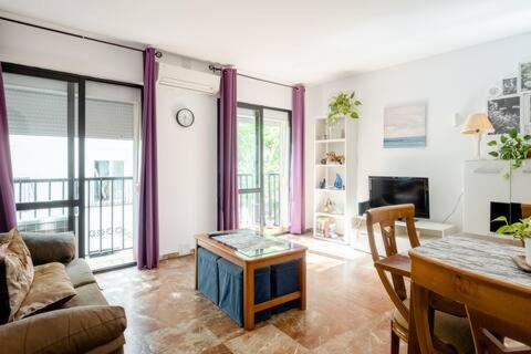 a living room with a couch and a table at Apartamento Playa Maria con parking in Fuengirola