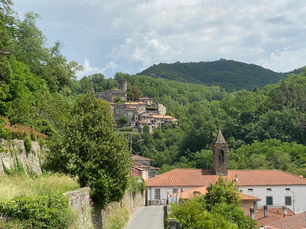 una pequeña ciudad en una colina con un pueblo en LA MOTOCICLETTA en Bagnone