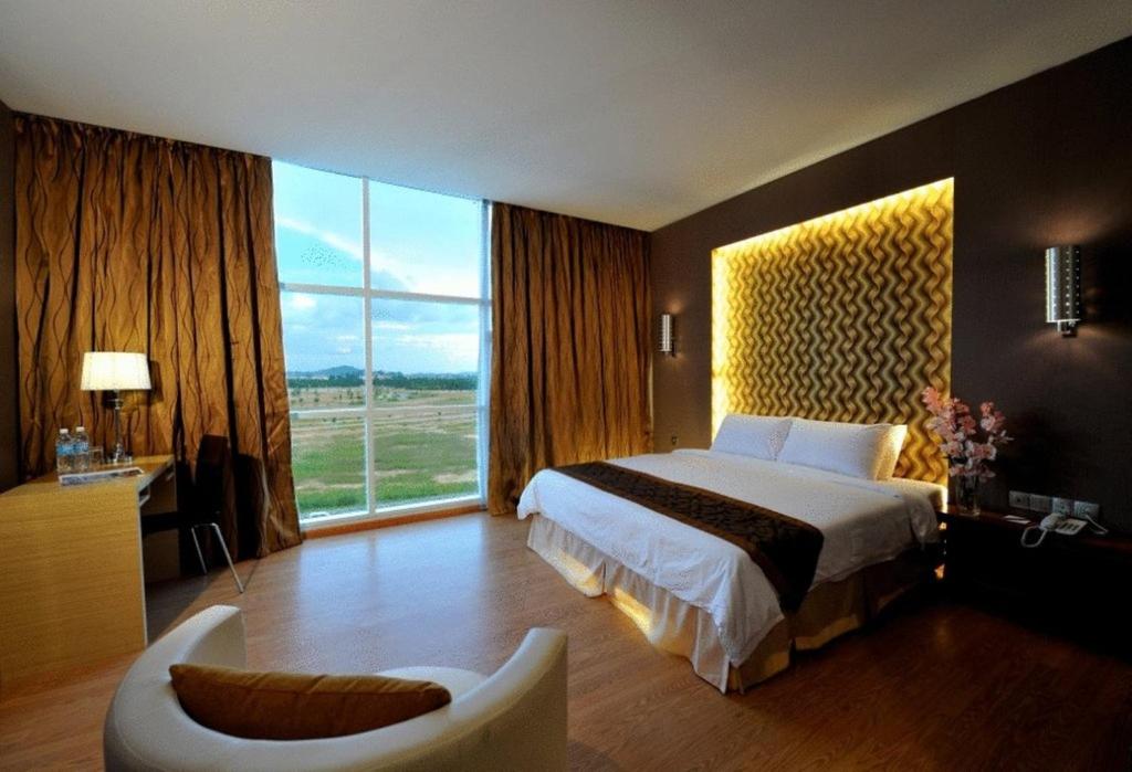 Postel nebo postele na pokoji v ubytování Courtyard Hotel 1Borneo