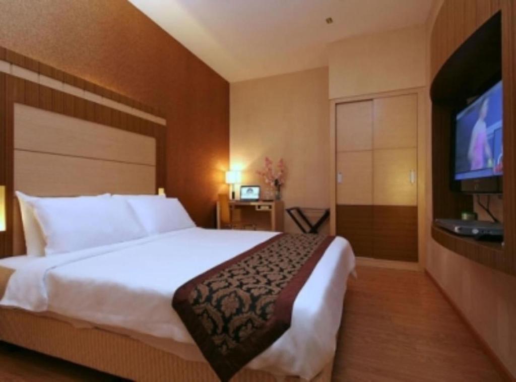 Postel nebo postele na pokoji v ubytování Courtyard Hotel 1Borneo