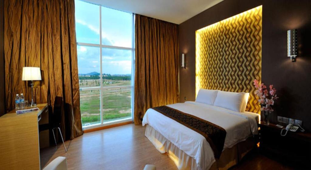 Postel nebo postele na pokoji v ubytování Courtyard Hotel 1Borneo