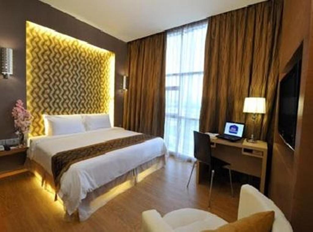 Postel nebo postele na pokoji v ubytování Courtyard Hotel 1Borneo