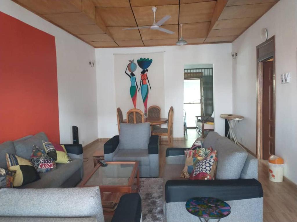 Sala de estar con 2 sofás y mesa en Beautiful House Spintex Road Accra en Accra