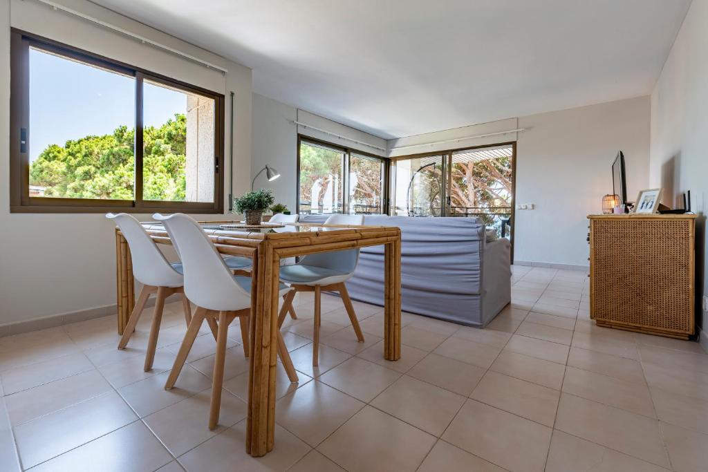 Fotografie z fotogalerie ubytování Can Costelles Cambrils - Ático en primera línea con vistas, piscina y parking v destinaci Cambrils