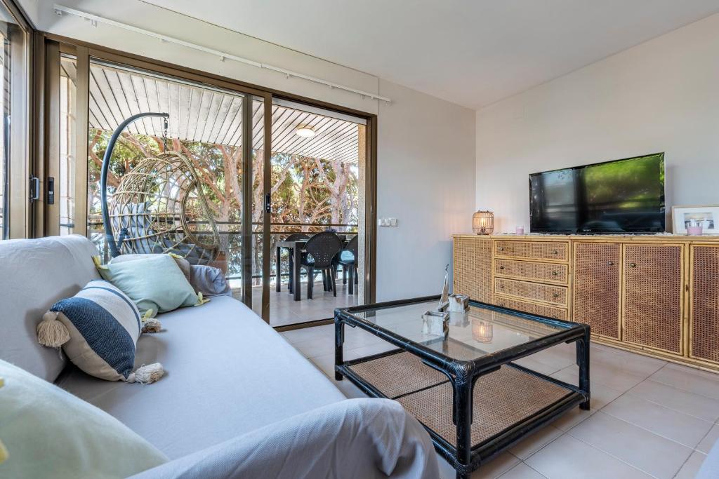 TV a/nebo společenská místnost v ubytování Can Costelles Cambrils - Ático en primera línea con vistas, piscina y parking