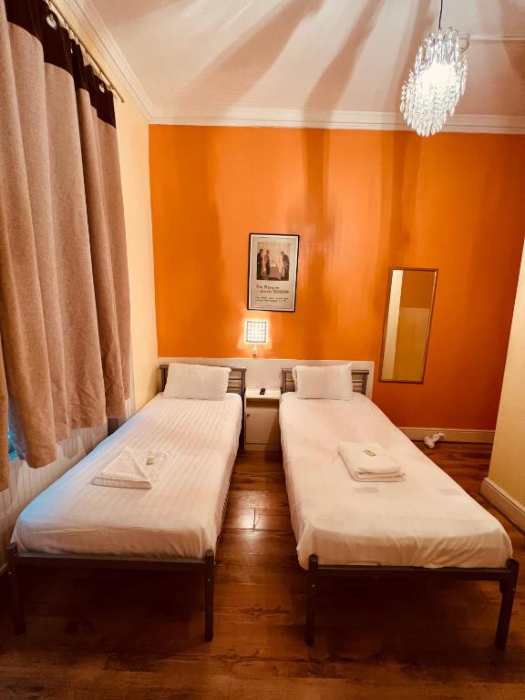 Postel nebo postele na pokoji v ubytování Gresham Hotel Bloomsbury