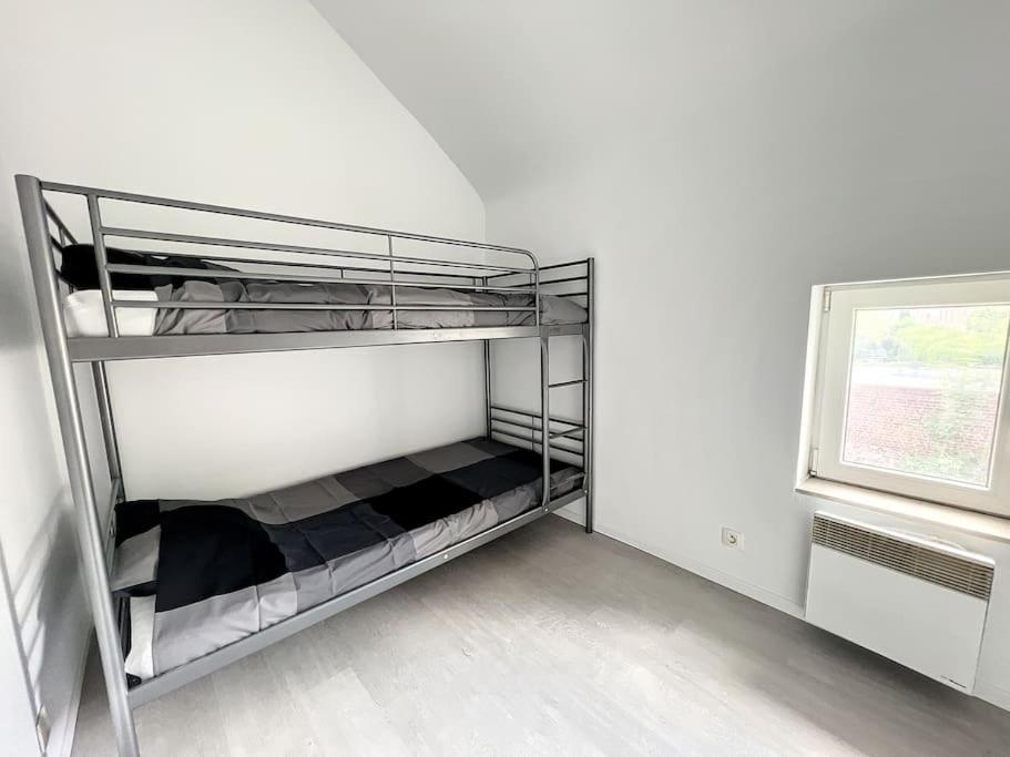 um quarto vazio com uma prateleira num quarto com uma janela em Robert 20 Brussels-charleroi-airport em Charleroi