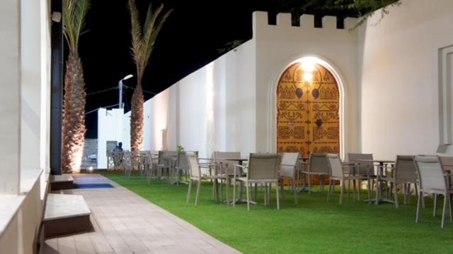 un gruppo di sedie e tavoli in un edificio di Hotel Delphin-Nouadhibou a Nouadhibou