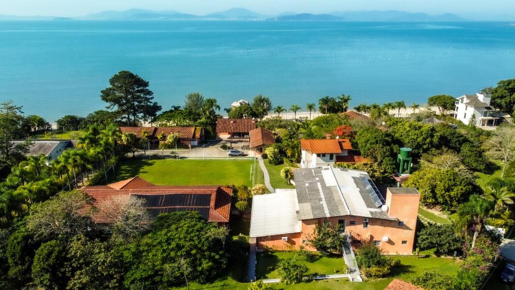 an aerial view of a house with the ocean in the background at Pousada Recanto das Flores in Governador Celso Ramos