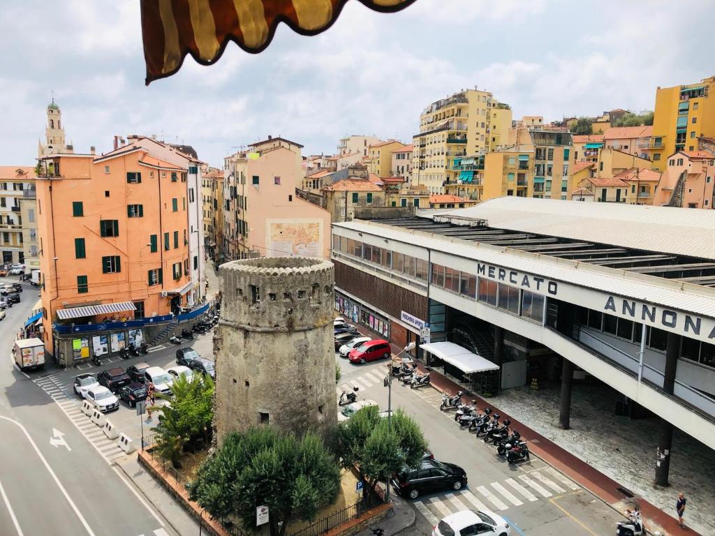 une ville avec une tour d'horloge au milieu d'une rue dans l'établissement La casa di Anna, à Sanremo
