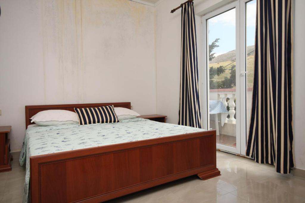 Fotografia z galérie ubytovania Rooms with a swimming pool Metajna, Pag - 3306 v destinácii Zubovići