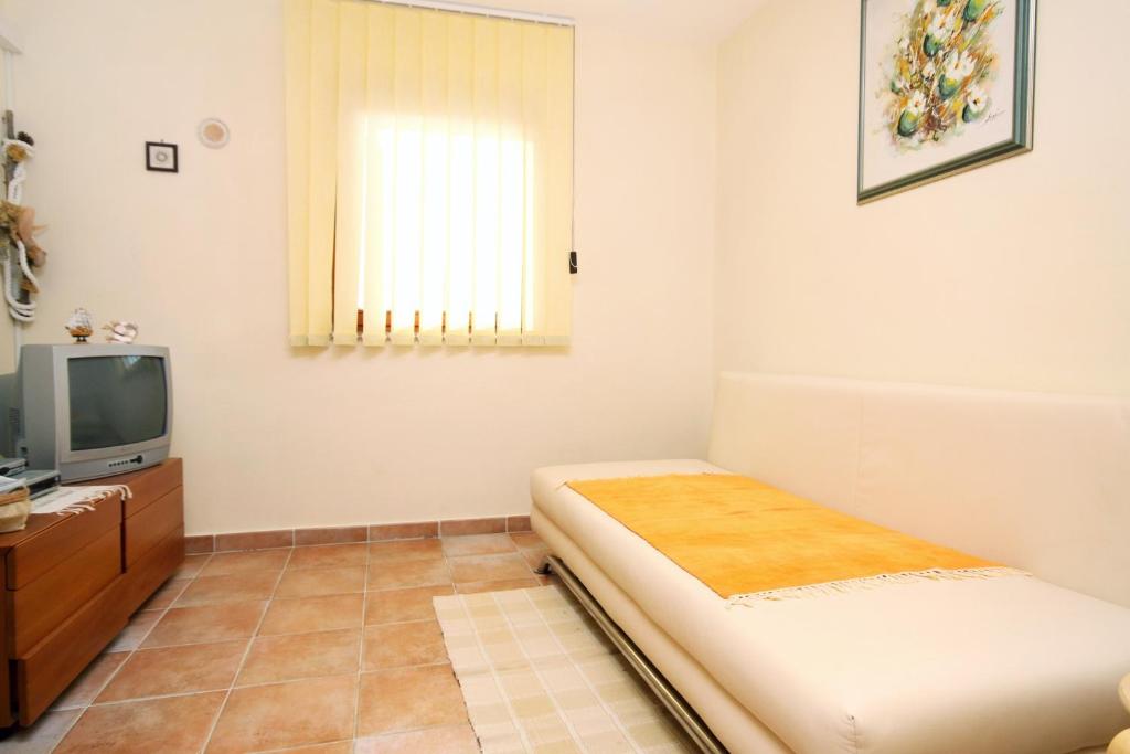 TV a/nebo společenská místnost v ubytování Apartments by the sea Kosljun, Pag - 3321