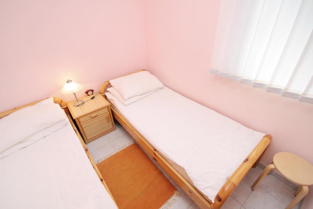 Postel nebo postele na pokoji v ubytování Apartments by the sea Kosljun, Pag - 3321