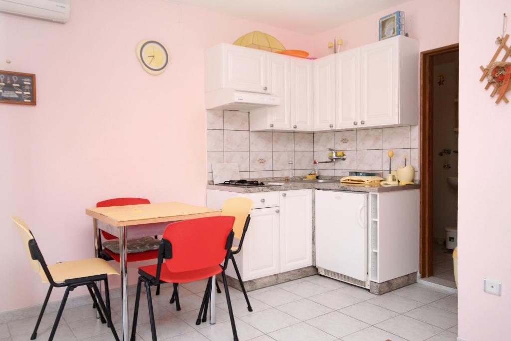 Kuchyň nebo kuchyňský kout v ubytování Apartments by the sea Kosljun, Pag - 3321