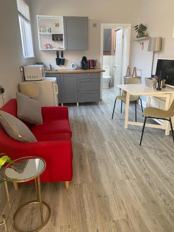 Kuchyň nebo kuchyňský kout v ubytování Hugo Mews Bright Studio Apartment