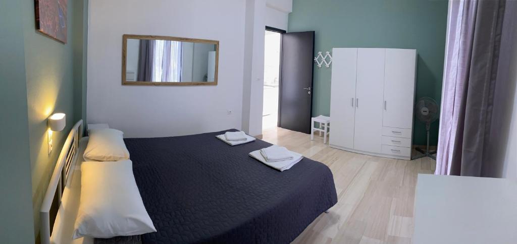una piccola camera con letto e specchio di Nikilein's House, διαμέρισμα 150μ απο την παραλία a Roda
