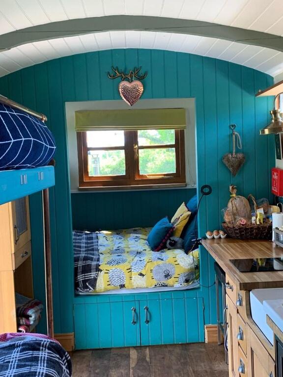 Kuchyň nebo kuchyňský kout v ubytování Shepherds Hut with Scandinavian Hot Tub and hydromassager