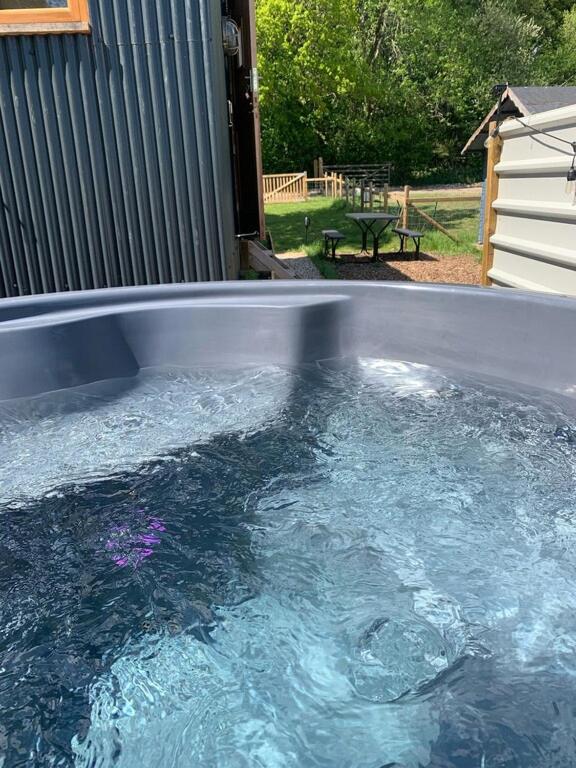Bazén v ubytování Shepherds Hut with Scandinavian Hot Tub and hydromassager nebo v jeho okolí