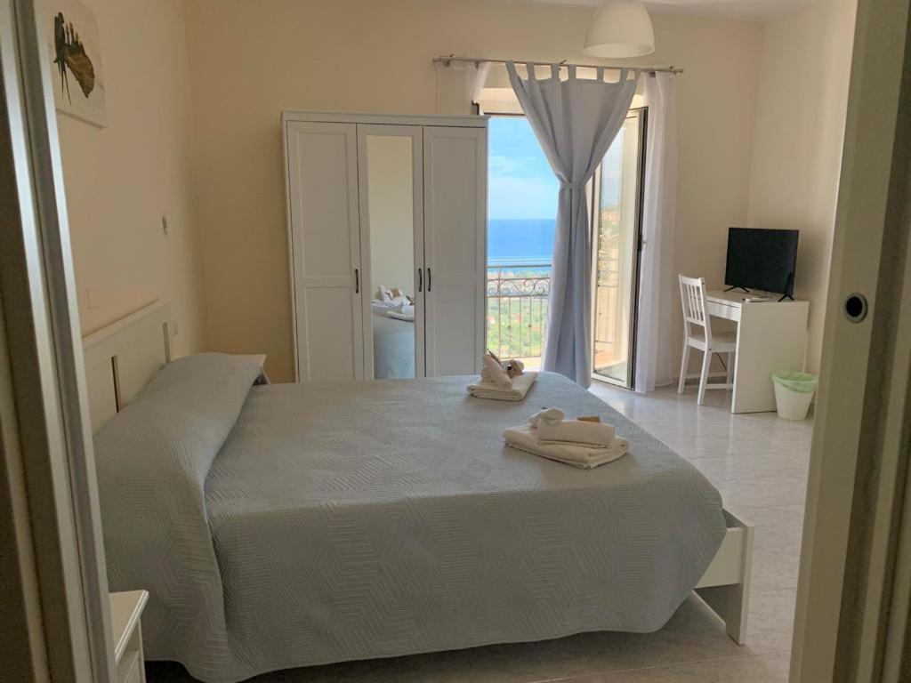 ein Schlafzimmer mit einem Bett mit zwei Handtüchern darauf in der Unterkunft Il Nido delle Rondini in Formia