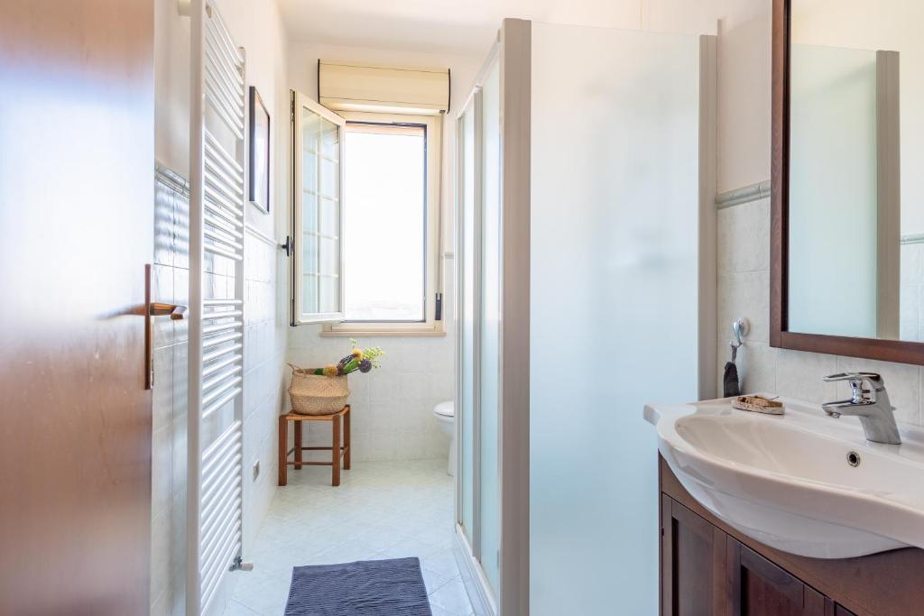 bagno con lavandino e specchio di Villa Ferranti Abruzzo a Montefino