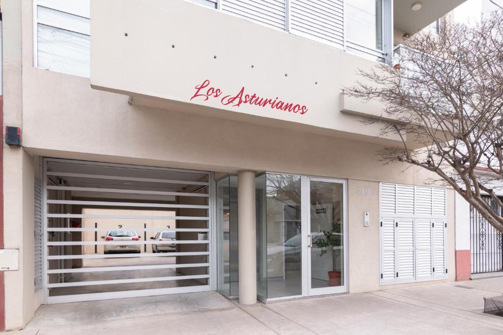 un frente de tienda con un cartel de ford en Los Asturianos APART amentos en Mar del Plata