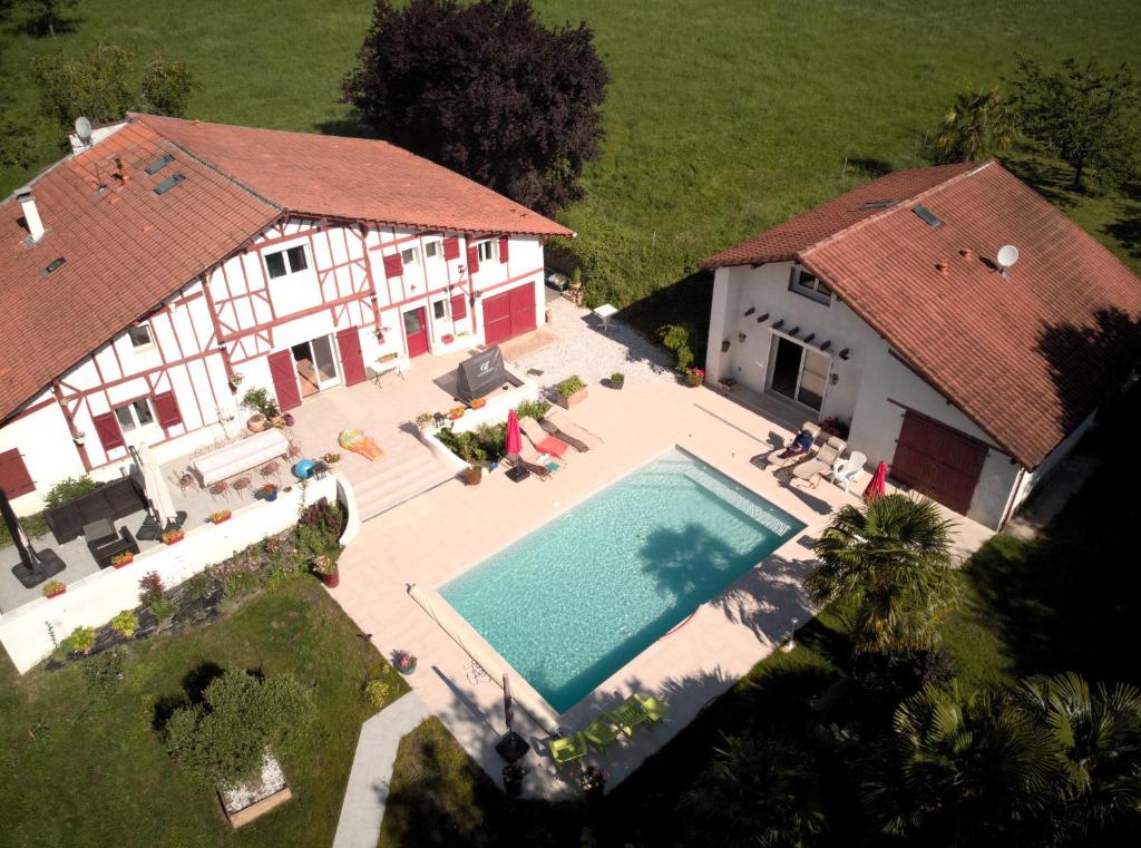 een luchtzicht op een huis met een zwembad bij gite de la barthe in Garrey