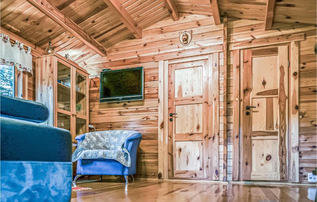 Telewizja i/lub zestaw kina domowego w obiekcie Cozy Home In Drzonowo With Sauna