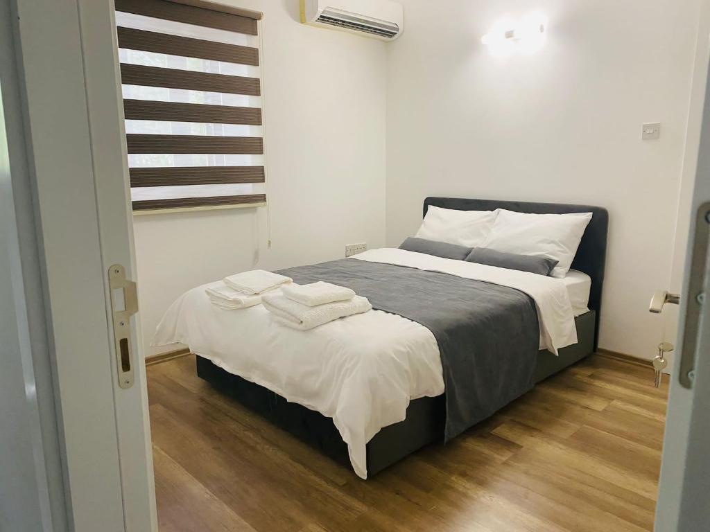 een slaapkamer met een bed met twee handdoeken erop bij Secret Garden Guest House 04 in Famagusta