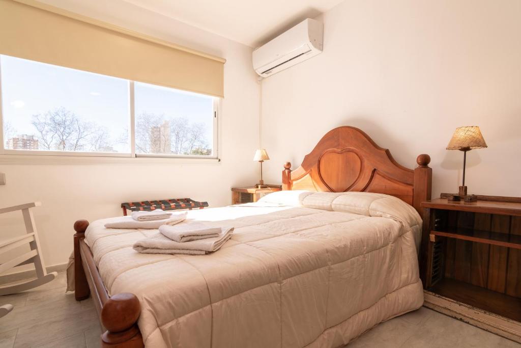 Un dormitorio con una cama grande y una ventana en Asturiano 5 Miramar en Miramar