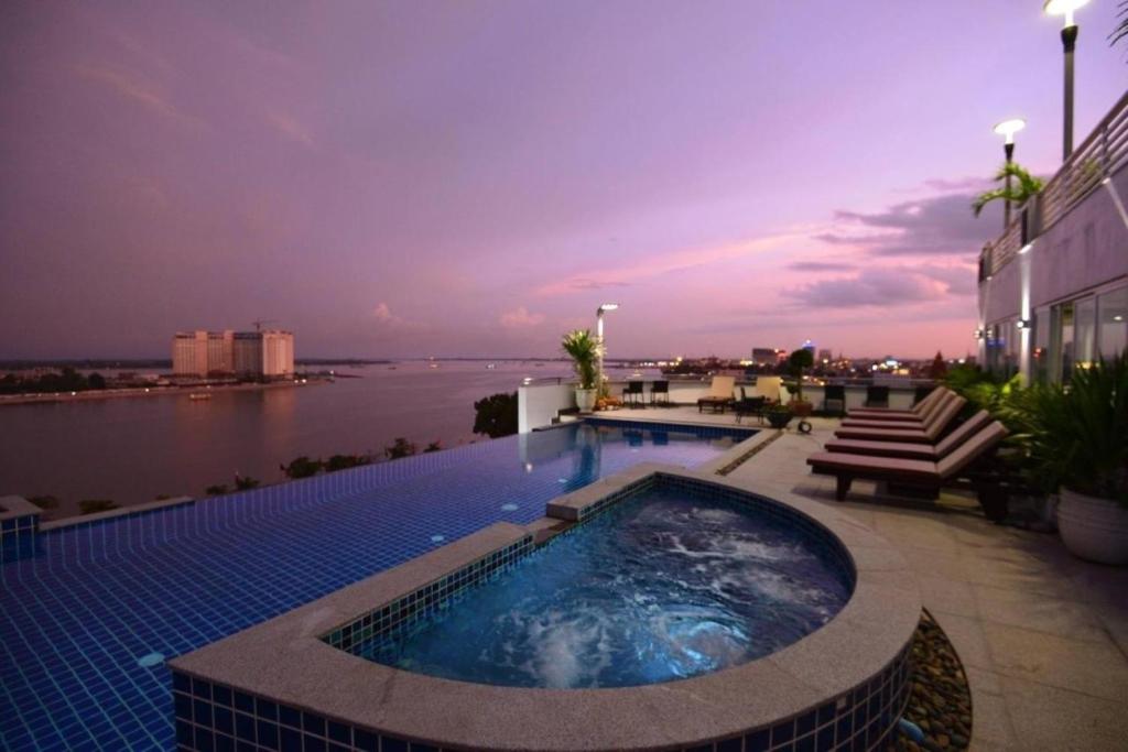 Bazén v ubytování Harmony Phnom Penh Hotel nebo v jeho okolí