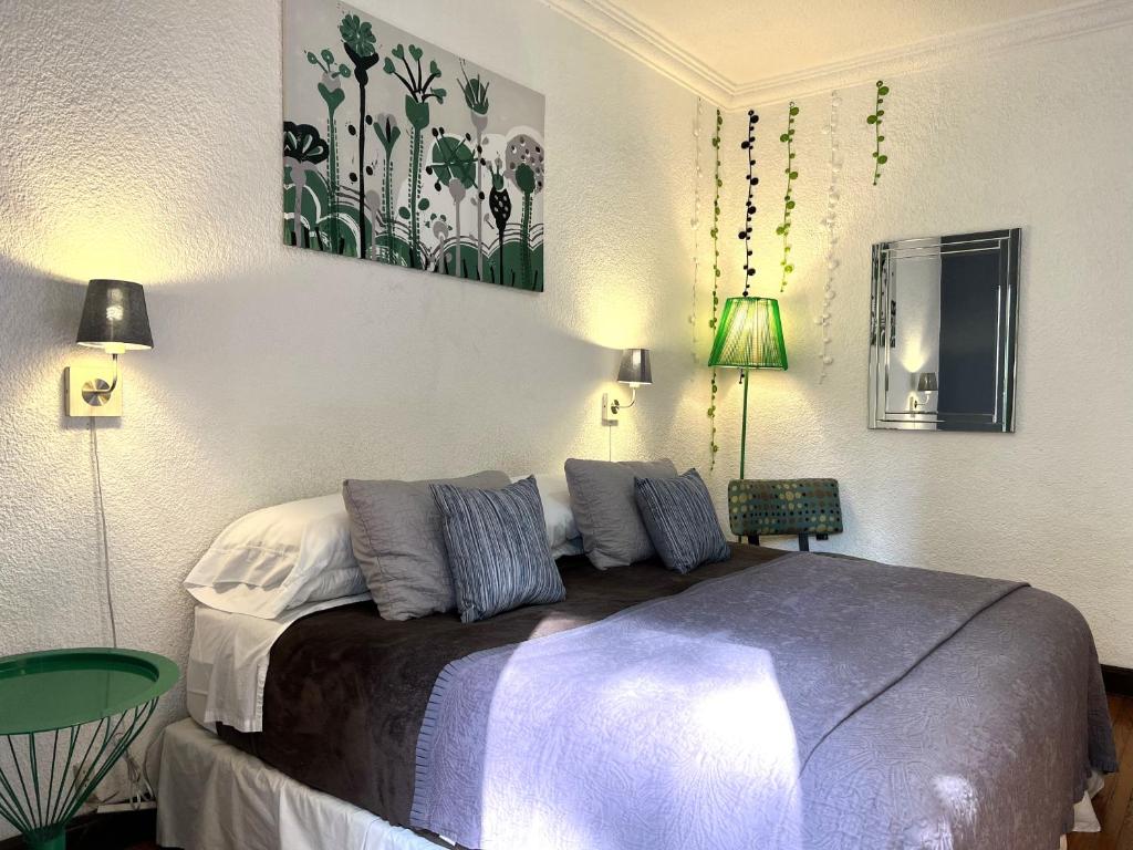 ein Schlafzimmer mit einem großen Bett mit zwei Lampen in der Unterkunft Distrito Condesa Rooms and Studios in Mexiko-Stadt