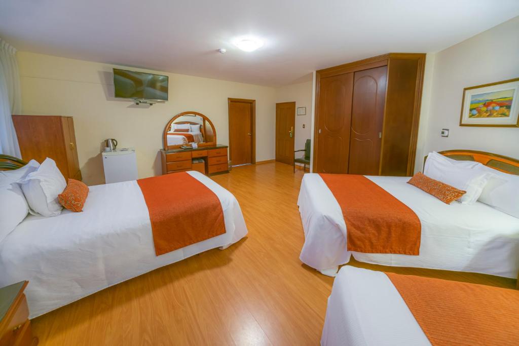 Rúm í herbergi á Miraflores Colon Hotel