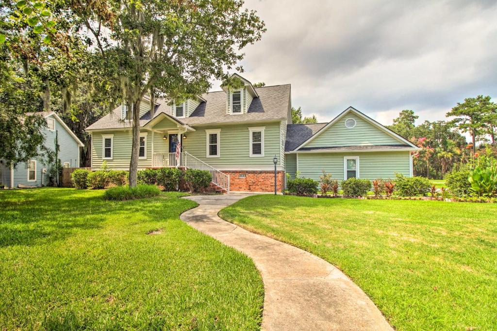 una casa con una pasarela frente a un patio en Savannah Family Home with Private Pool and Yard!, en Savannah