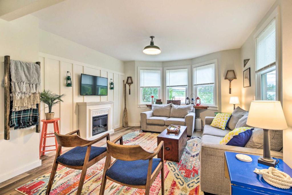 uma sala de estar com um sofá e uma lareira em Pet-Friendly Saranac Lake Retreat with Deck and Yard em Saranac Lake