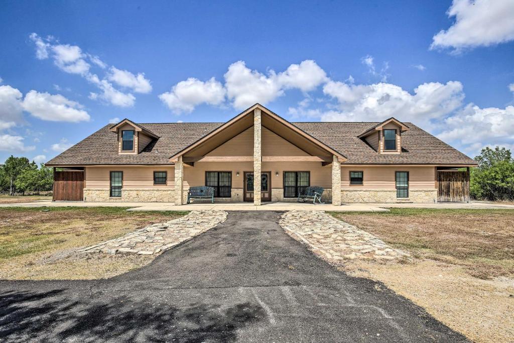 ein großes Haus mit einer Einfahrt davor in der Unterkunft Luxury Custom Retreat 110-Acre Private Ranch in San Antonio