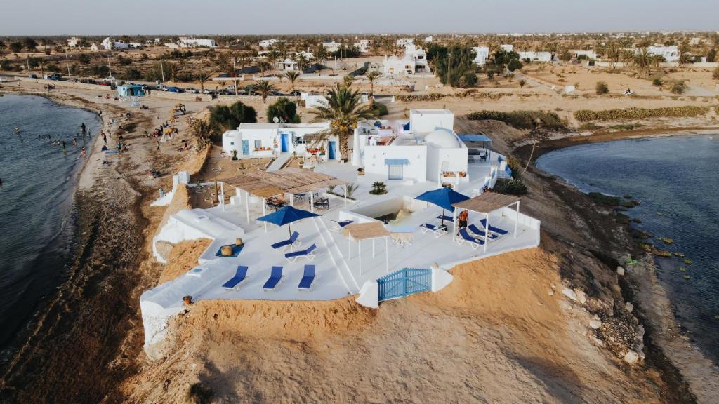 eine Luftansicht einer Villa am Strand in der Unterkunft Dar Elbidha in Djerba