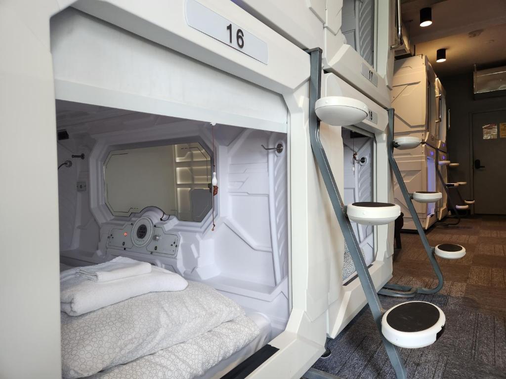 Koupelna v ubytování U Street Capsule Hostel