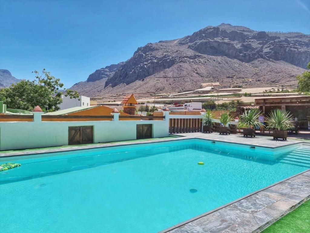 uma piscina com uma montanha ao fundo em F&C - Tranquilidad en mar y montaña em Las Palmas de Gran Canaria