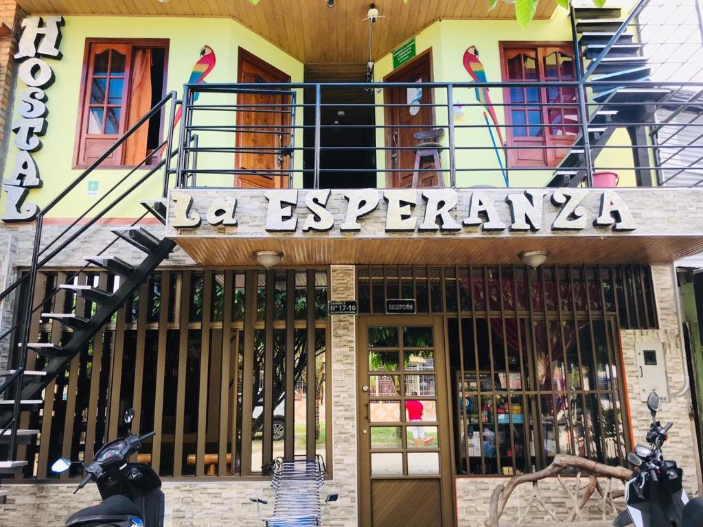 uma scooter estacionada em frente a uma loja em Hostal La Esperanza em Letícia