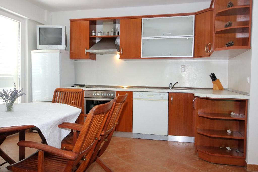 Kuchyňa alebo kuchynka v ubytovaní Apartments with a parking space Slano, Dubrovnik - 3184