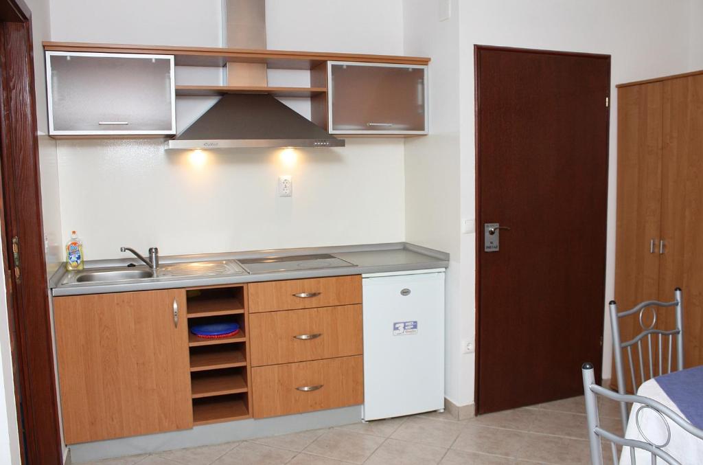Kuchyňa alebo kuchynka v ubytovaní Apartments with a parking space Slano, Dubrovnik - 3184