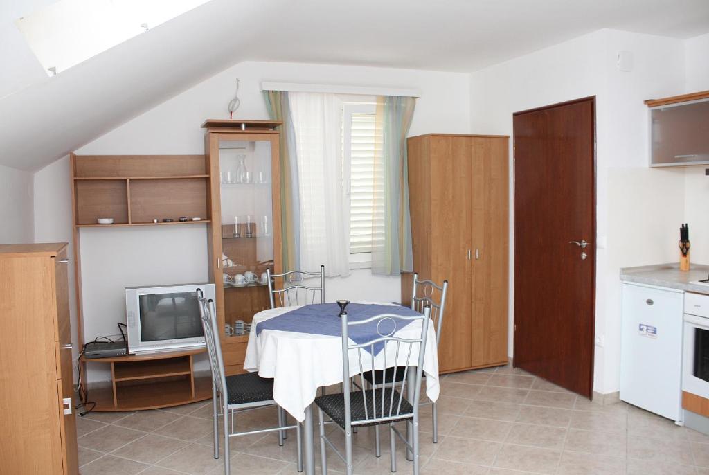 Kuchyňa alebo kuchynka v ubytovaní Apartments with a parking space Slano, Dubrovnik - 3184