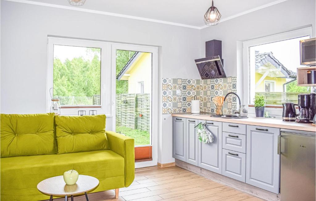 Kuchyňa alebo kuchynka v ubytovaní 2 Bedroom Nice Home In Dabki