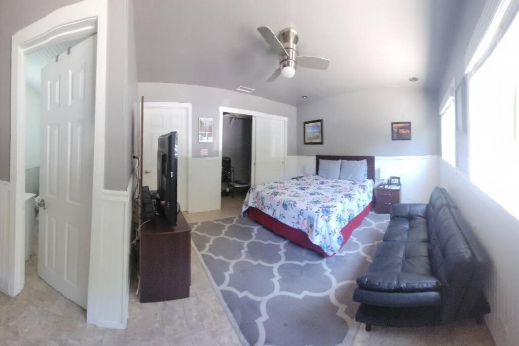 a bedroom with a bed and a couch at Casa de Taft in La Mesa