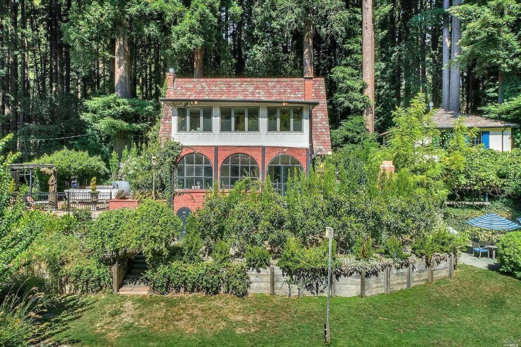 a red brick house in the middle of a garden at Gatsby in Monte Rio