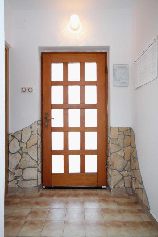 Fotografie z fotogalerie ubytování Apartments and rooms with parking space Krk - 3231 v destinaci Vrh