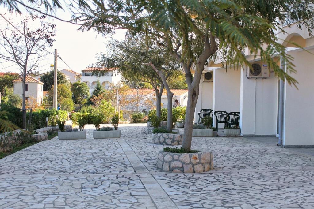 Vonkajšia záhrada v ubytovaní Apartment Vinjerac 3248c