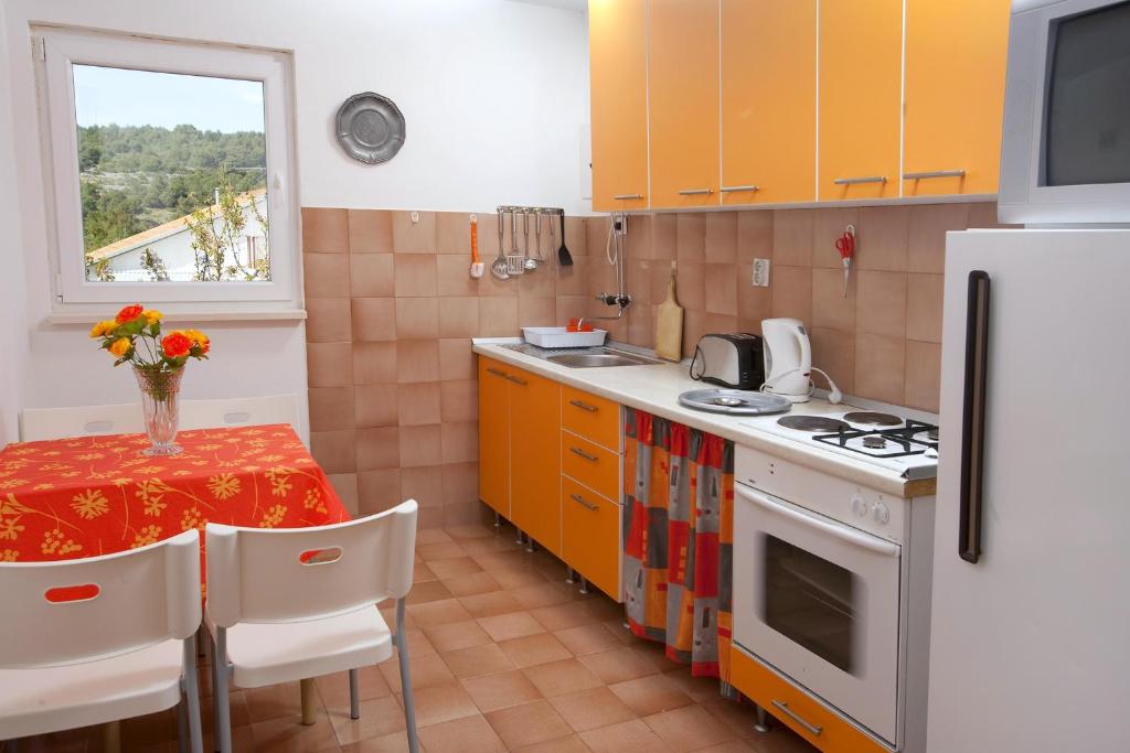 Fotografia z galérie ubytovania Seaside holiday house Mavarstica, Ciovo - 2788 v Trogiri