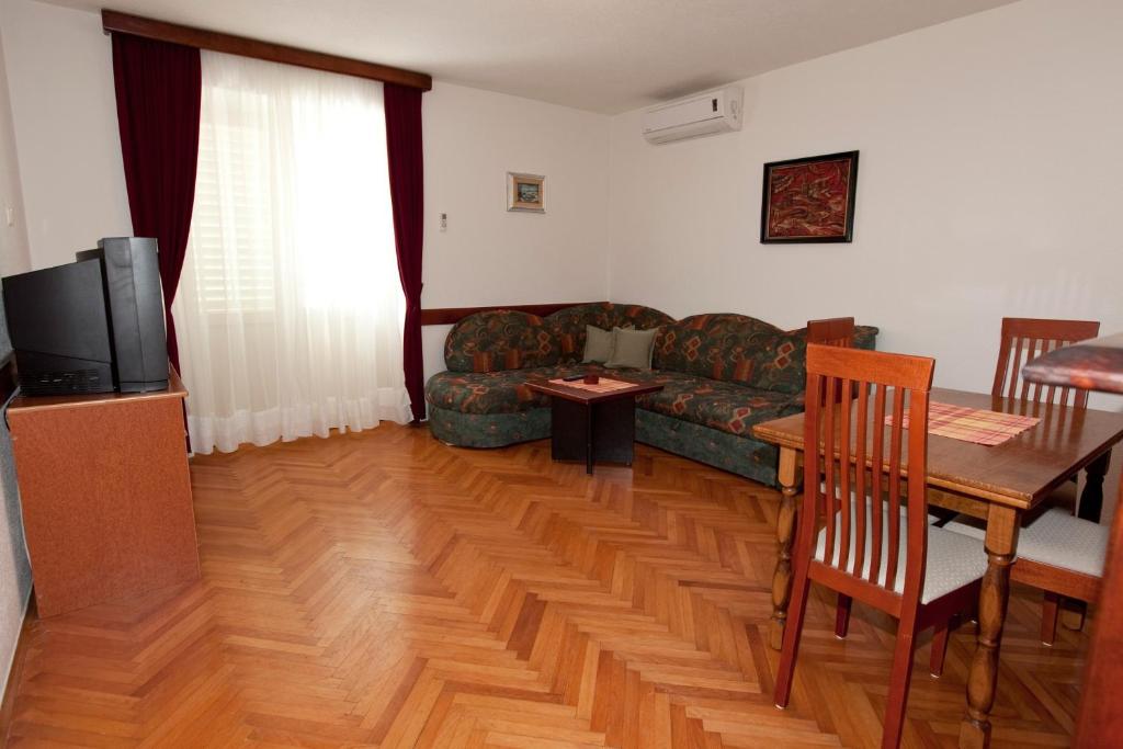Fotografia z galérie ubytovania Apartments with a parking space Baska Voda, Makarska - 3059 v destinácii Baška Voda