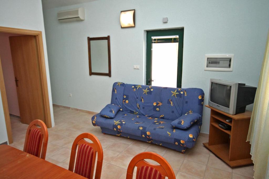 Televízia a/alebo spoločenská miestnosť v ubytovaní Apartments and rooms by the sea Rogoznica - 3266